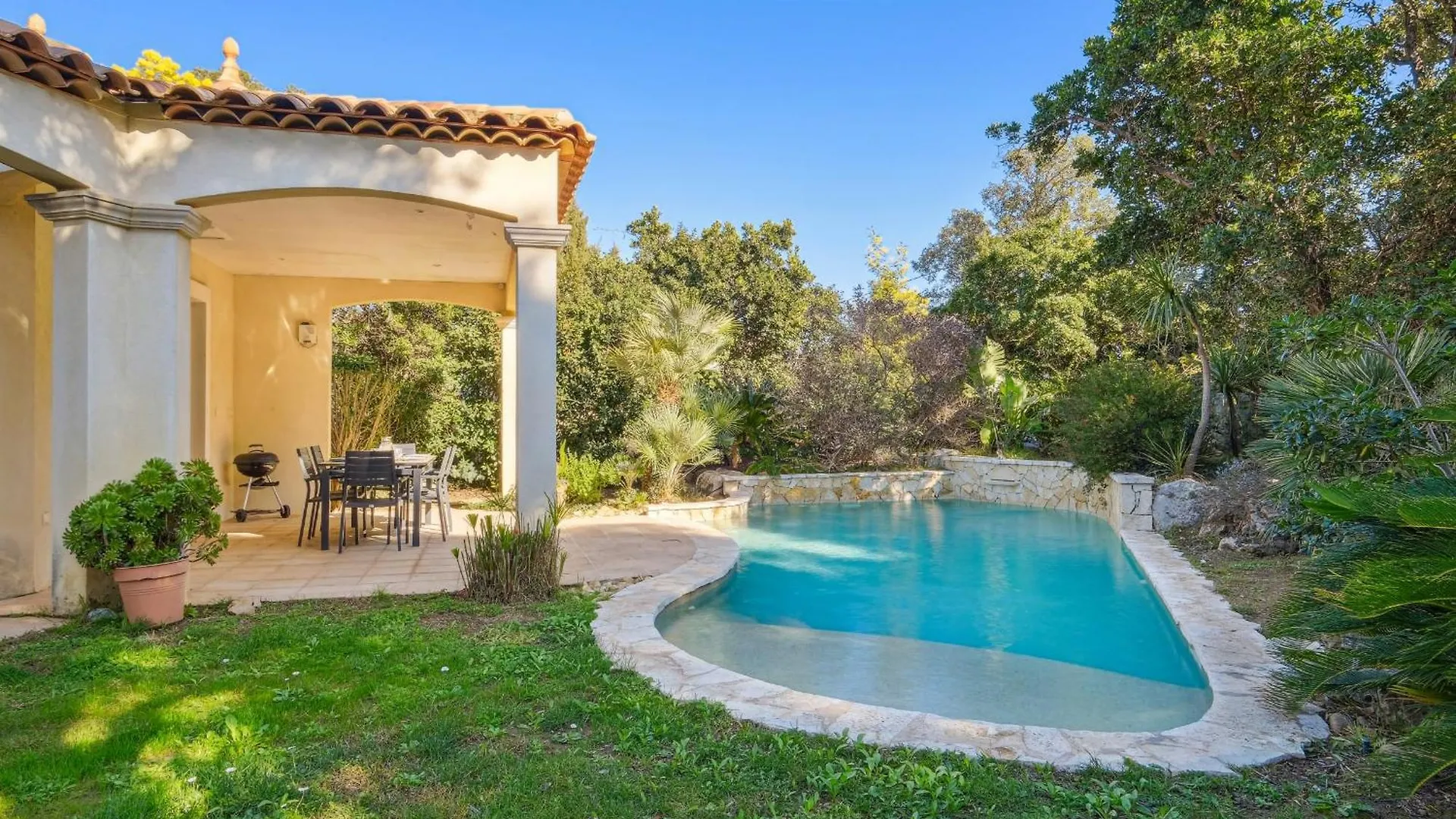 Villa Avec Pisicne Proche Mer Frejus 8 Pers Holiday home